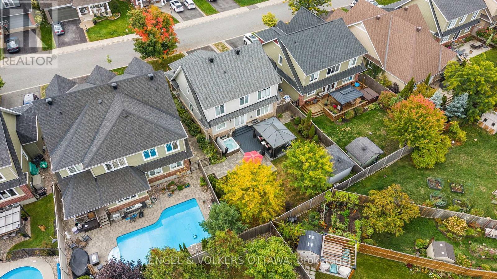 511 Erinwoods Circle, Ottawa, ON - Outdoor With In Ground Pool With View