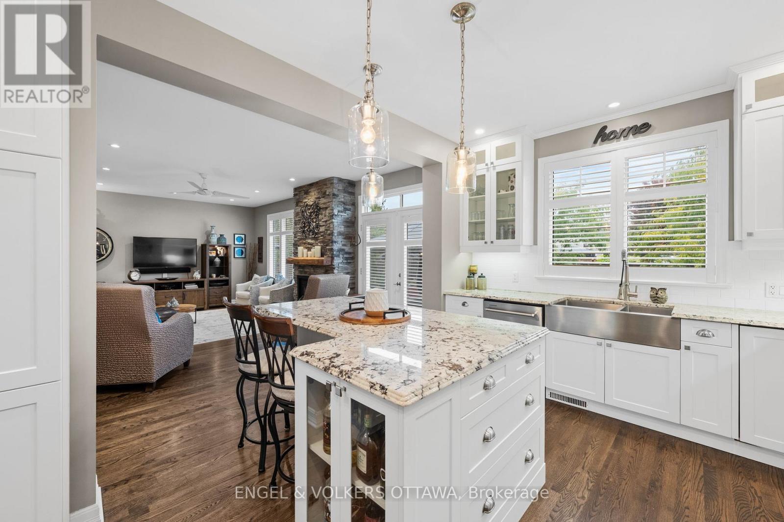 511 Erinwoods Circle, Ottawa, ON - Indoor Photo Showing Kitchen With Double Sink With Upgraded Kitchen