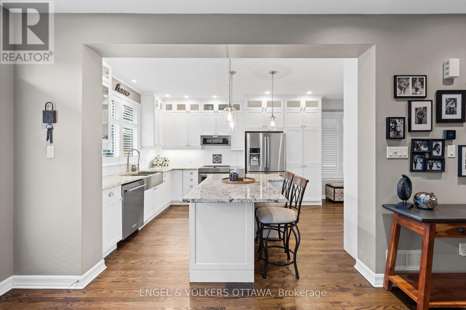 511 Erinwoods Circle, Ottawa, ON - Indoor Photo Showing Kitchen With Upgraded Kitchen