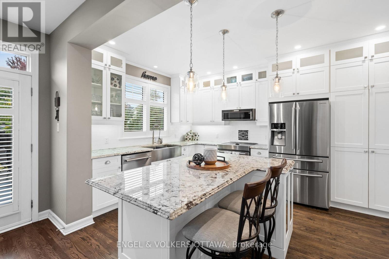 511 Erinwoods Circle, Ottawa, ON - Indoor Photo Showing Kitchen With Stainless Steel Kitchen With Upgraded Kitchen