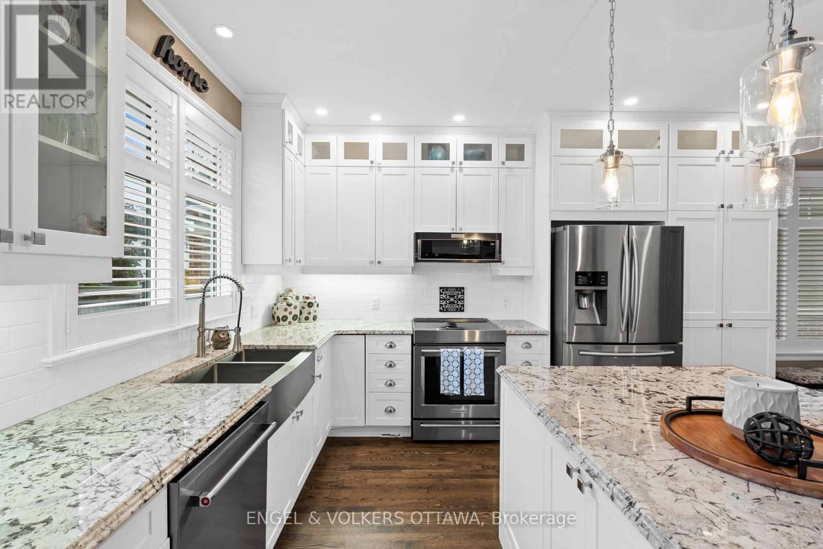 511 Erinwoods Circle, Ottawa, ON - Indoor Photo Showing Kitchen With Stainless Steel Kitchen With Double Sink With Upgraded Kitchen