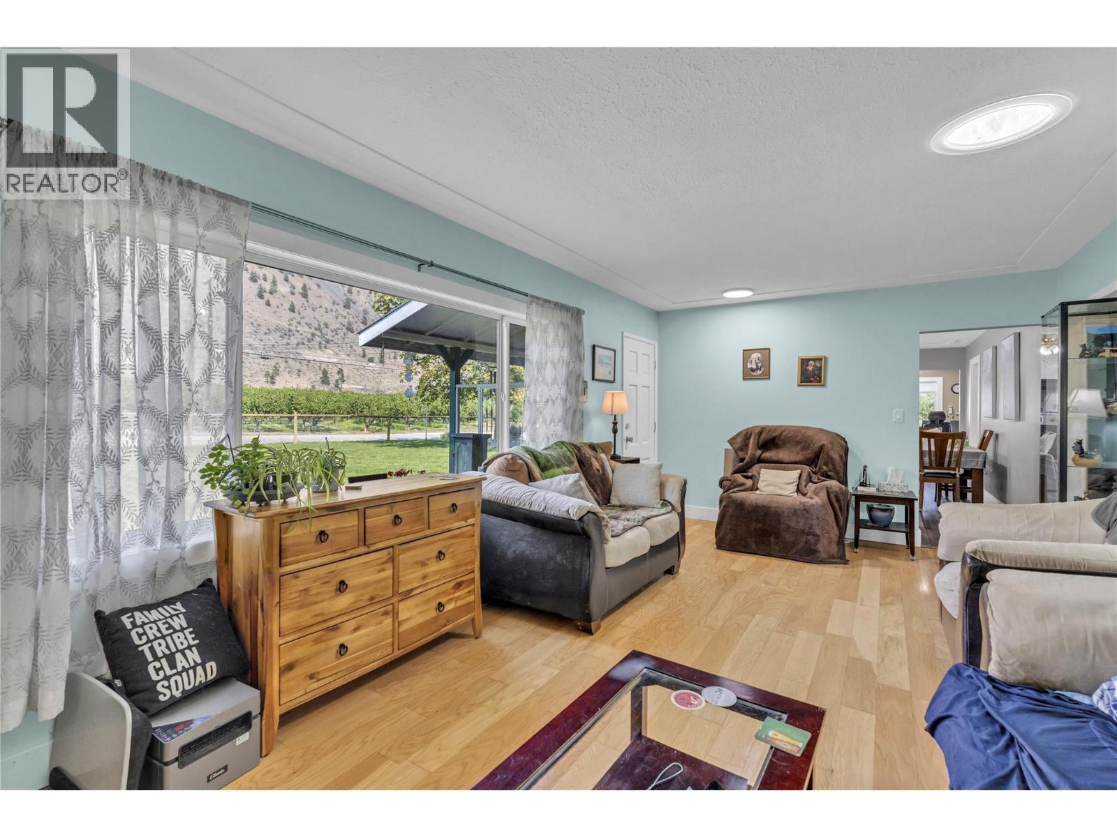 2527 Upper Bench Road, Keremeos, BC - Indoor Photo Showing Living Room