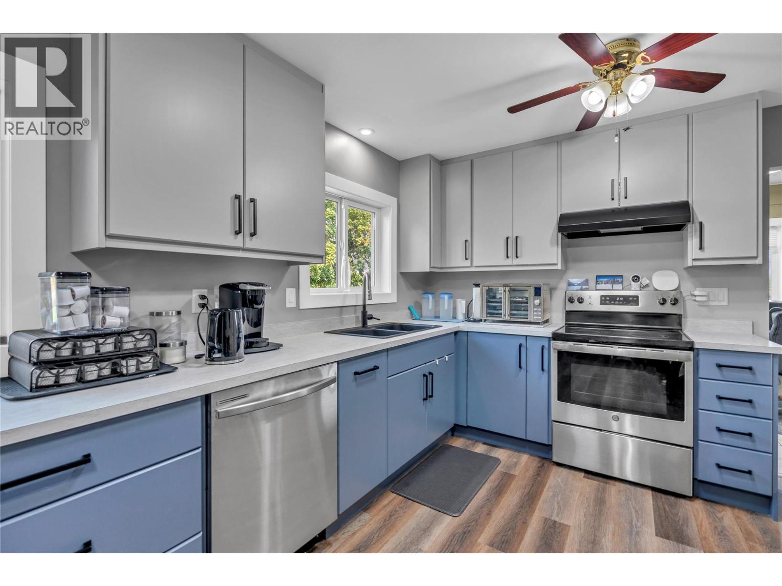 2527 Upper Bench Road, Keremeos, BC - Indoor Photo Showing Kitchen With Double Sink