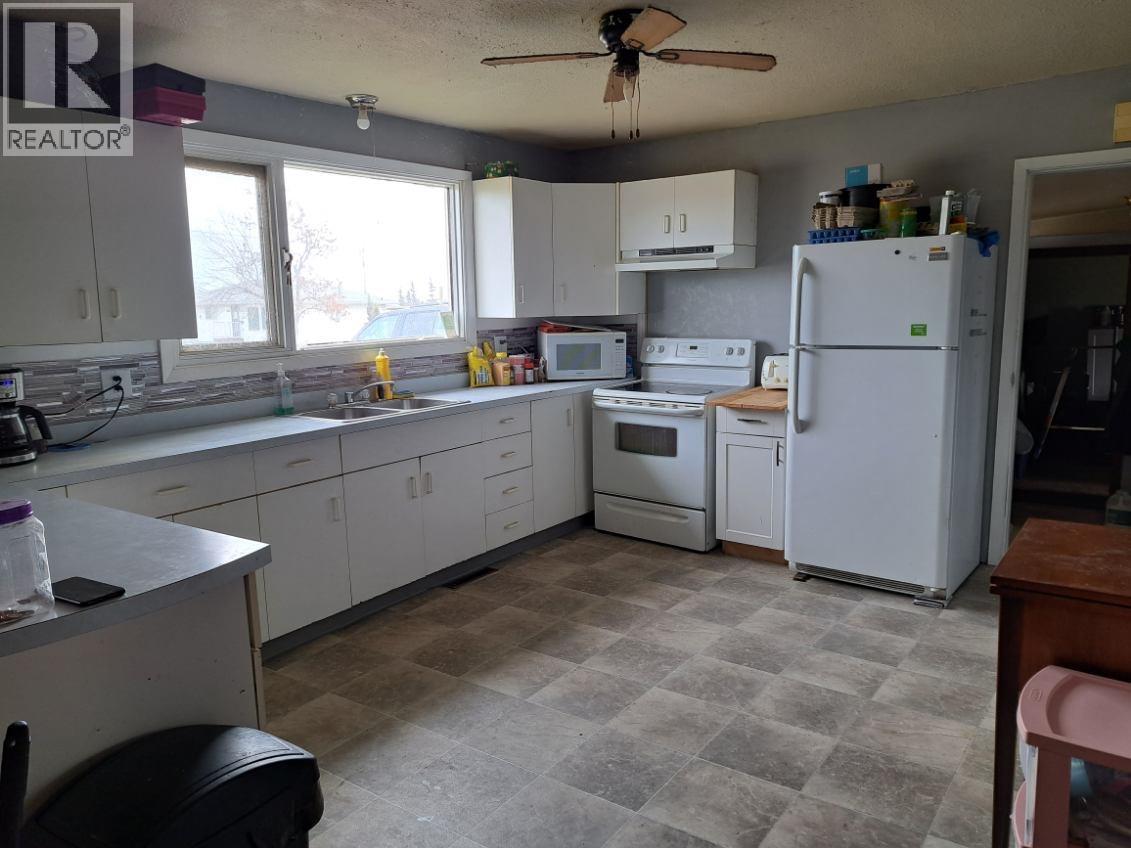 11313 13 Street, Dawson Creek, BC - Indoor Photo Showing Kitchen With Double Sink