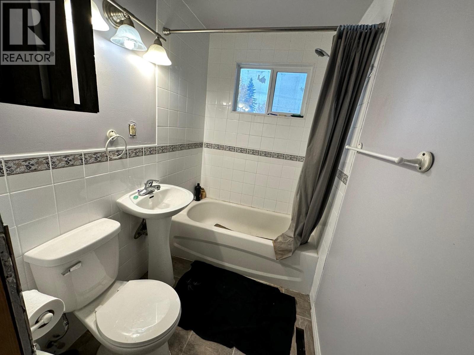 11313 13 Street, Dawson Creek, BC - Indoor Photo Showing Bathroom