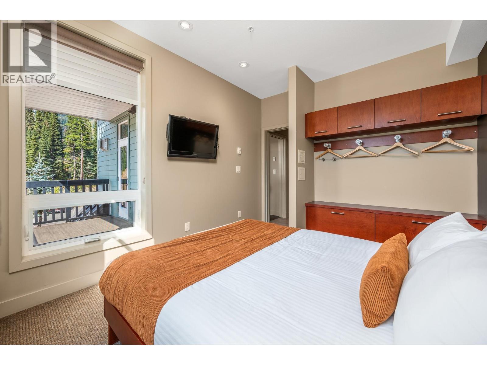 30 Monashee Road Unit# 214, Silver Star, BC - Indoor Photo Showing Bedroom