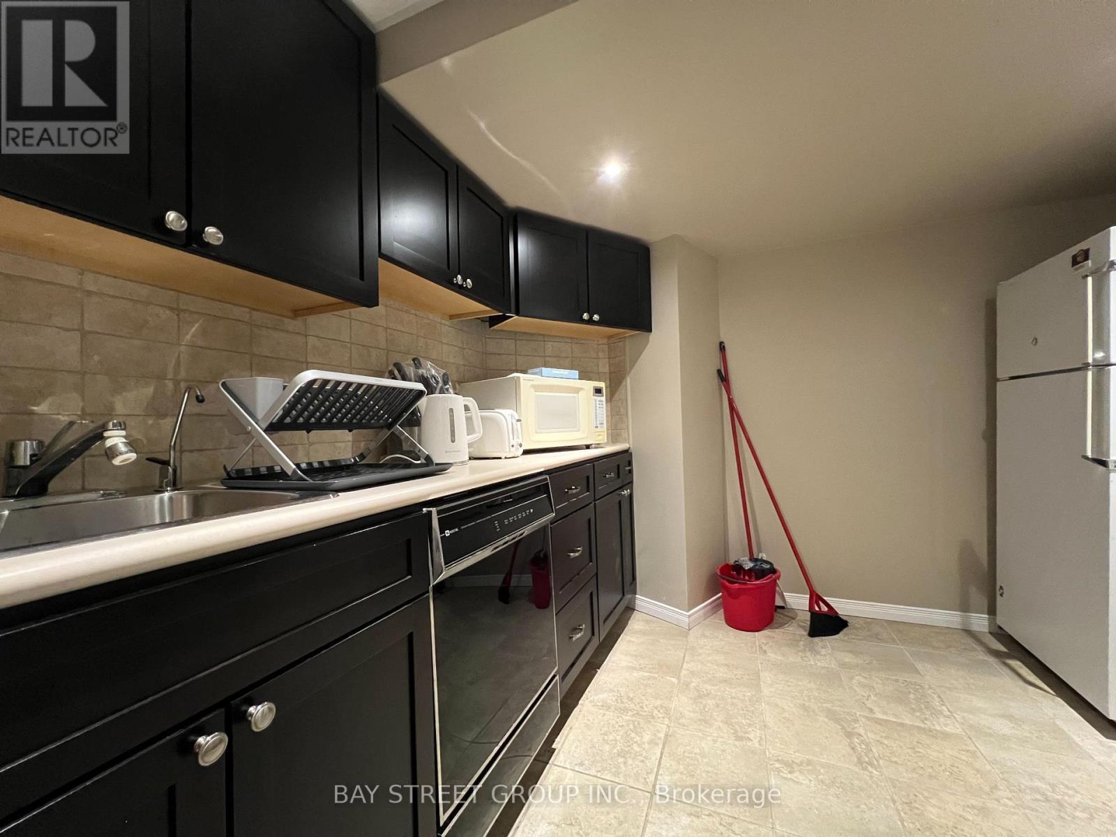 Bsmt - 52 Loring Cres, Markham, ON - Indoor Photo Showing Kitchen With Double Sink