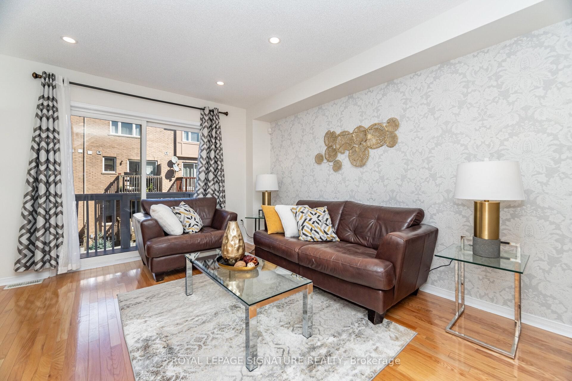 7131 Chatham Court, Mississauga, ON - Indoor Photo Showing Living Room