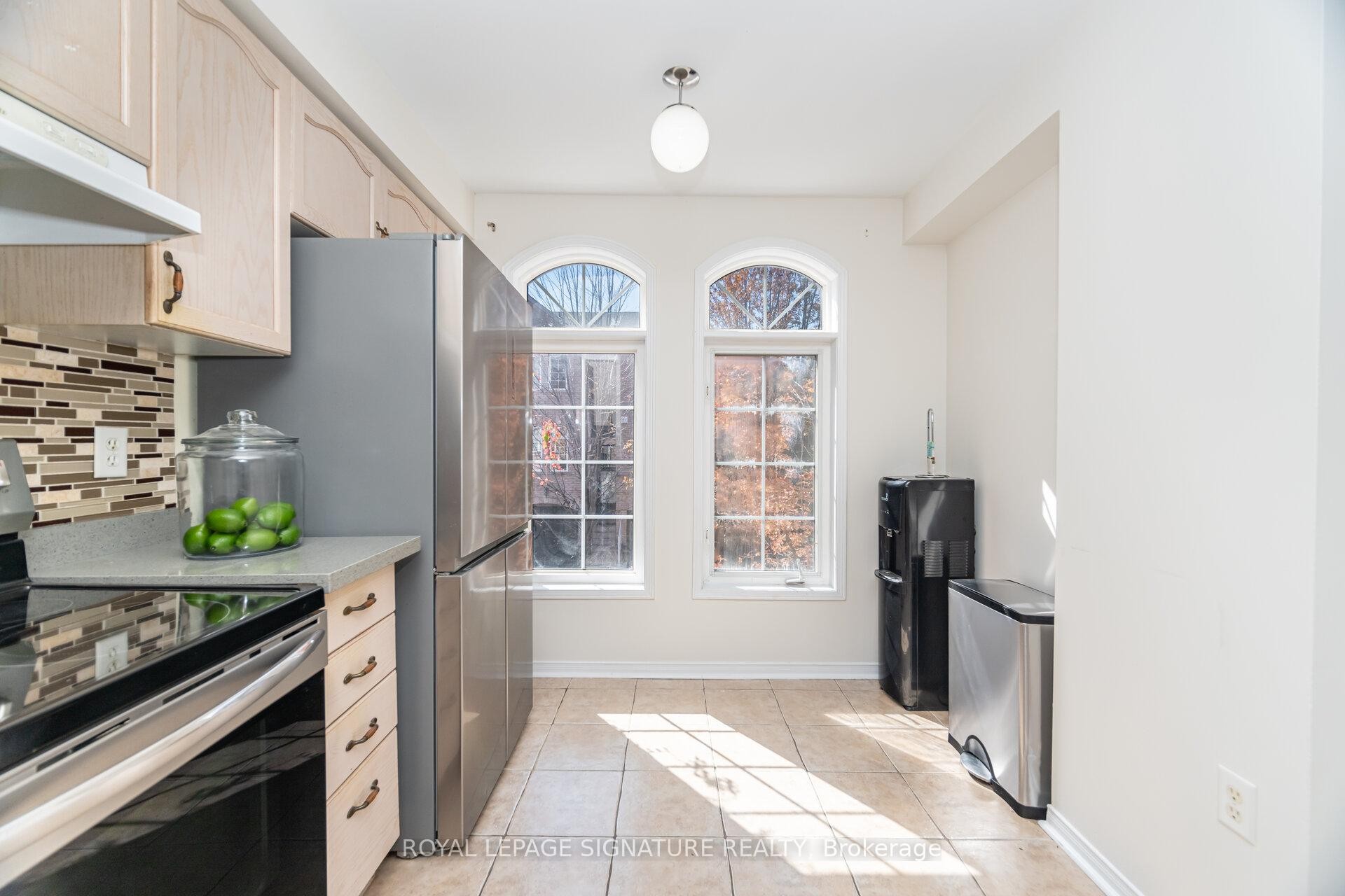 7131 Chatham Court, Mississauga, ON - Indoor Photo Showing Kitchen