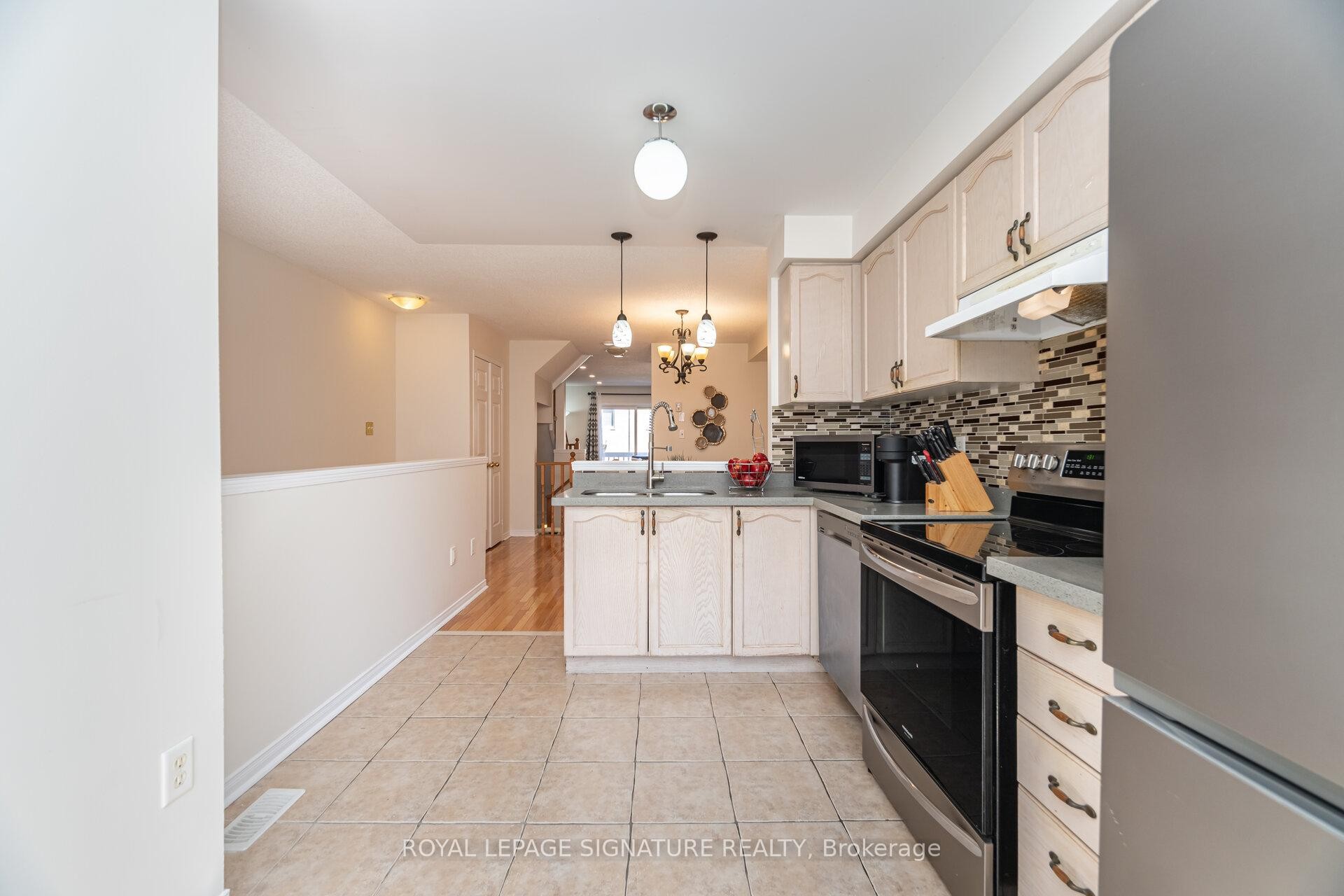 7131 Chatham Court, Mississauga, ON - Indoor Photo Showing Kitchen With Double Sink With Upgraded Kitchen