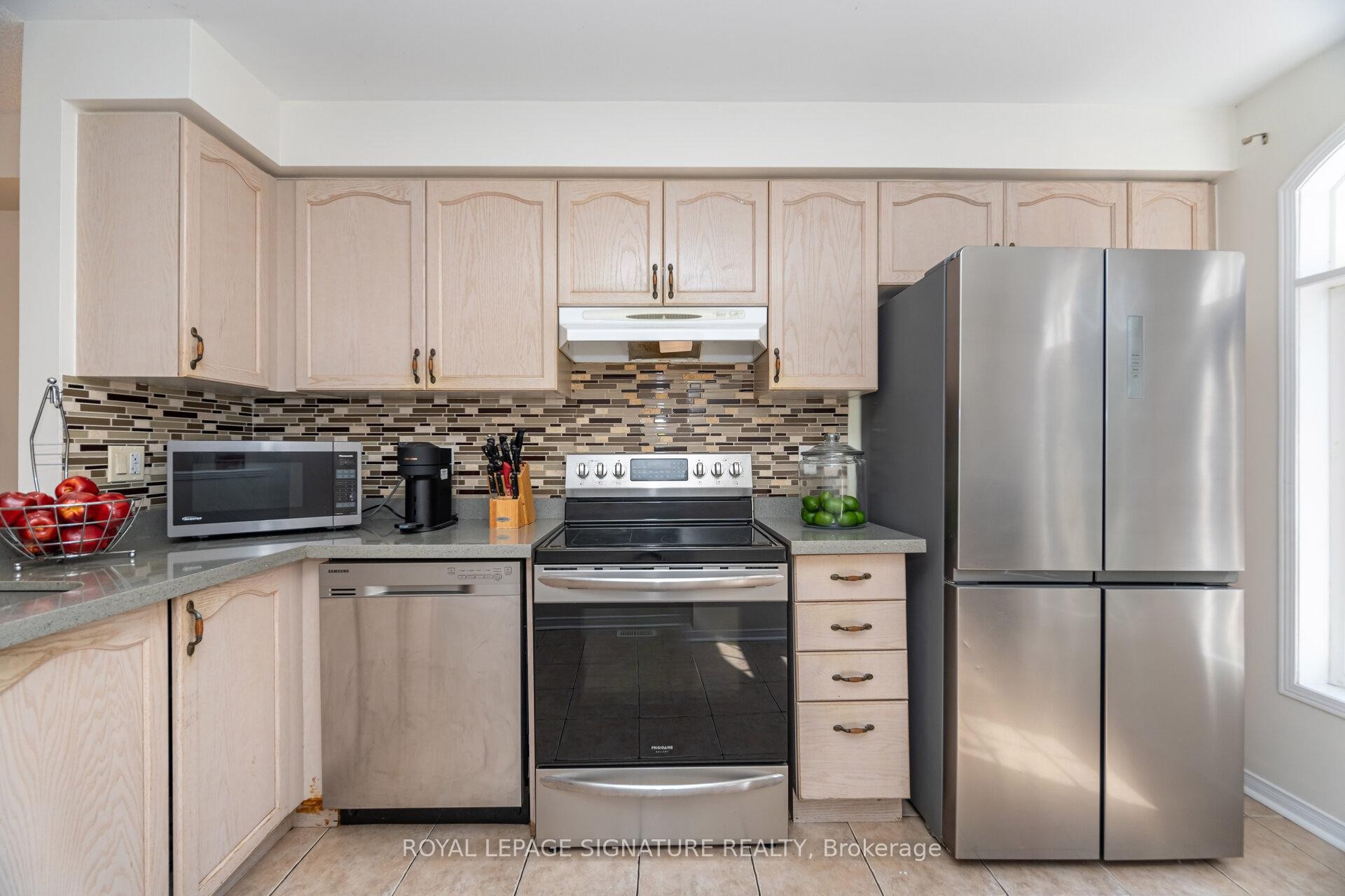 7131 Chatham Court, Mississauga, ON - Indoor Photo Showing Kitchen With Stainless Steel Kitchen