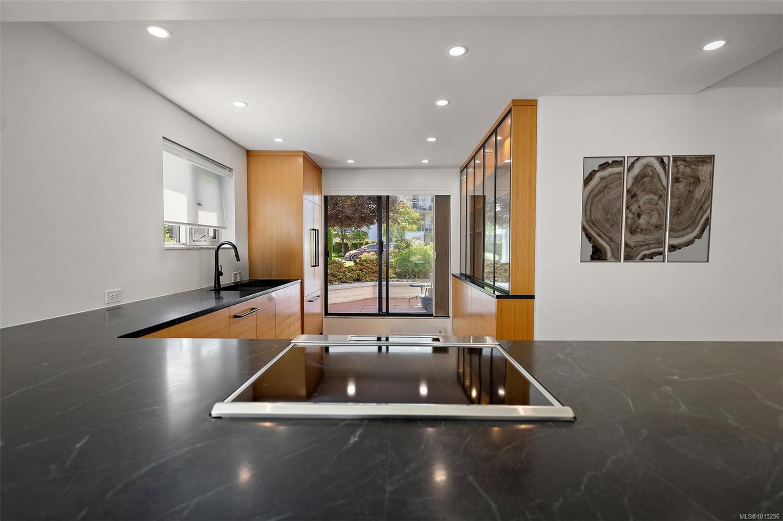 109-1370 Beach Dr, Oak Bay, BC - Indoor