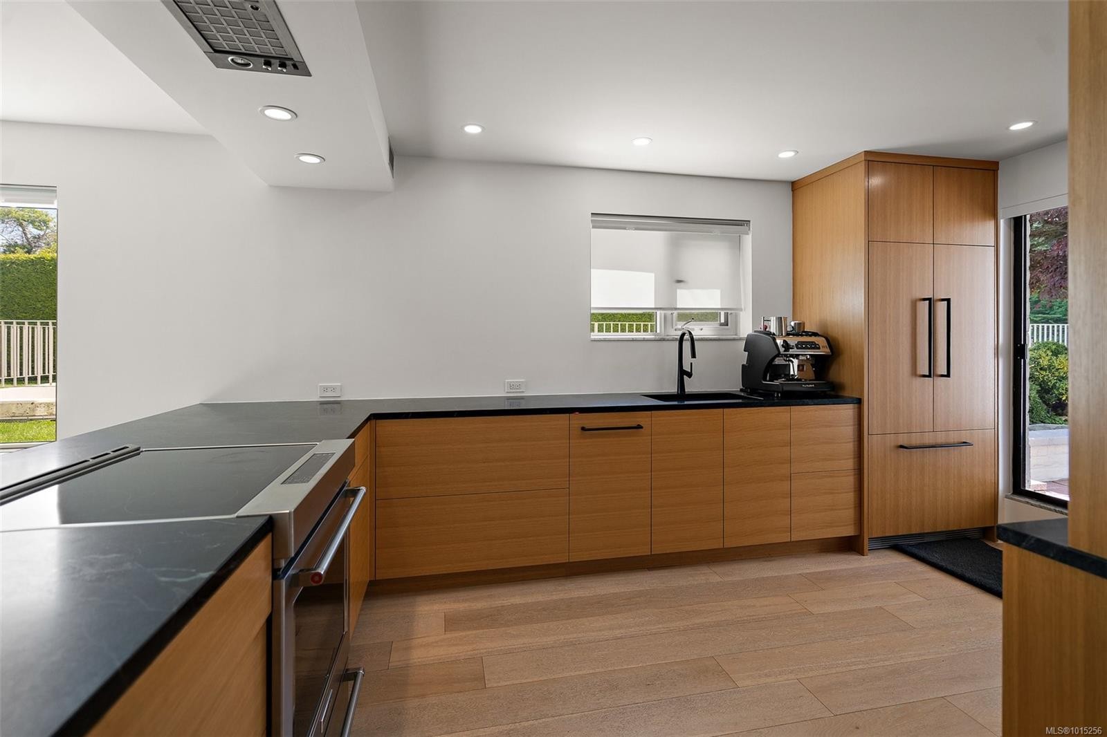 109-1370 Beach Dr, Oak Bay, BC - Indoor