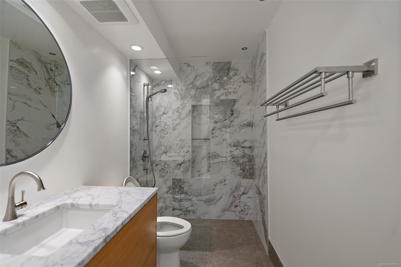 109-1370 Beach Dr, Oak Bay, BC - Indoor Photo Showing Bathroom