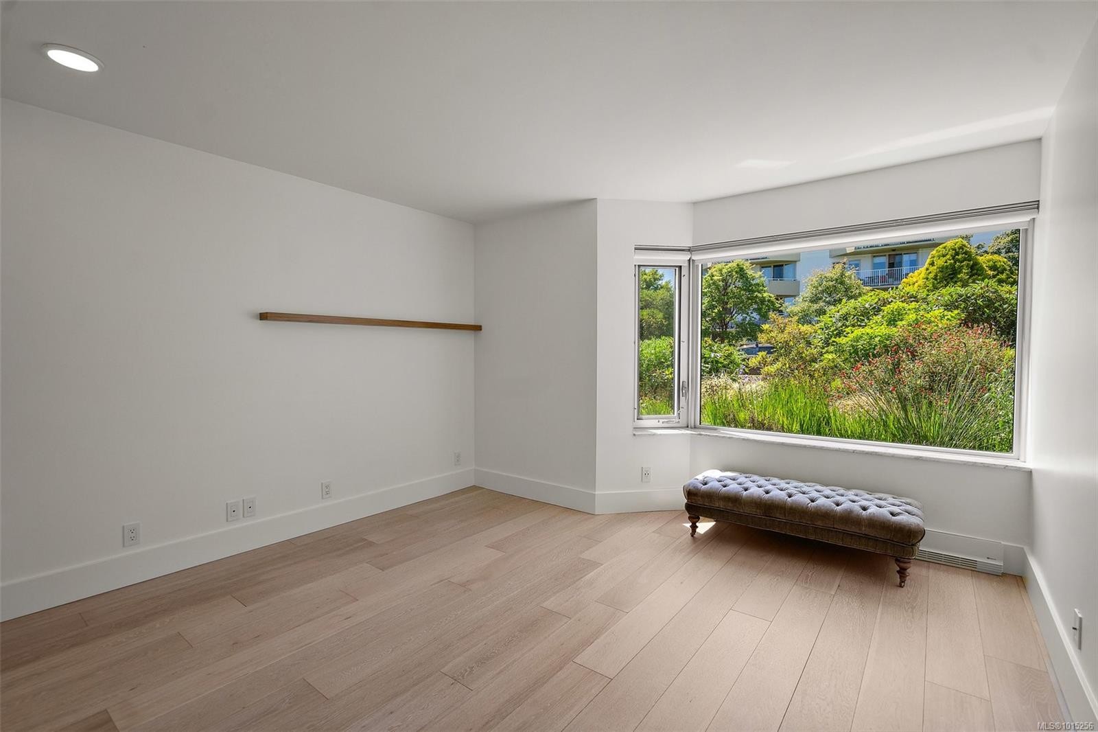 109-1370 Beach Dr, Oak Bay, BC - Indoor Photo Showing Other Room