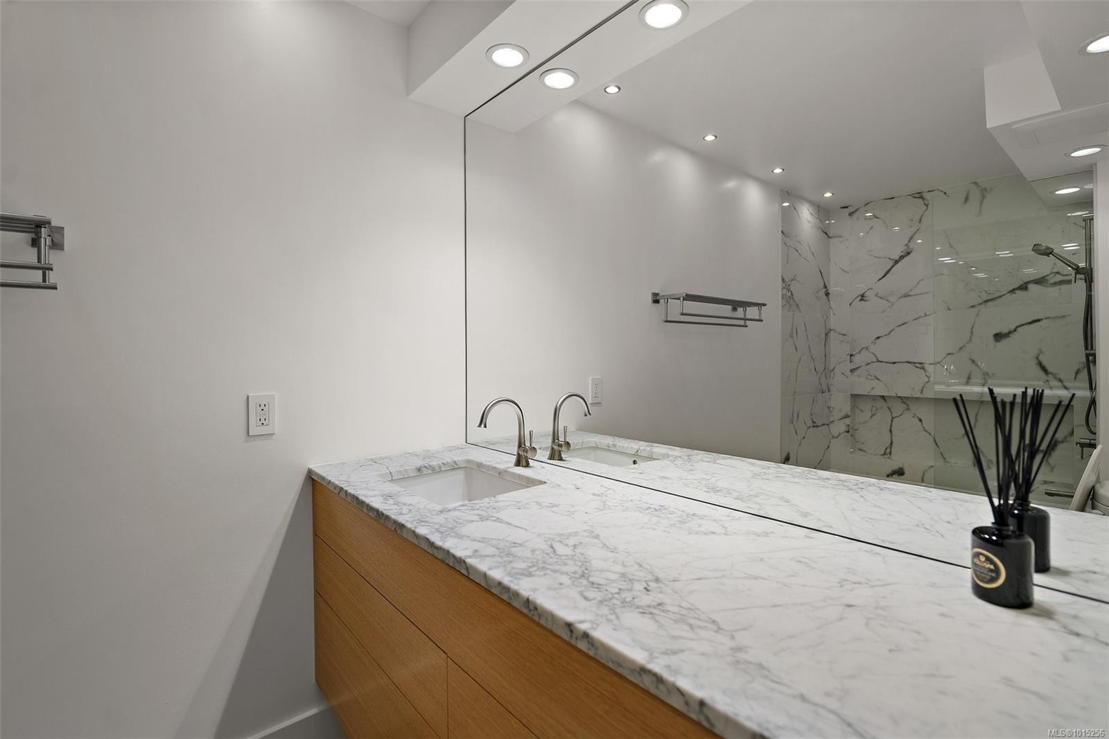 109-1370 Beach Dr, Oak Bay, BC - Indoor Photo Showing Bathroom