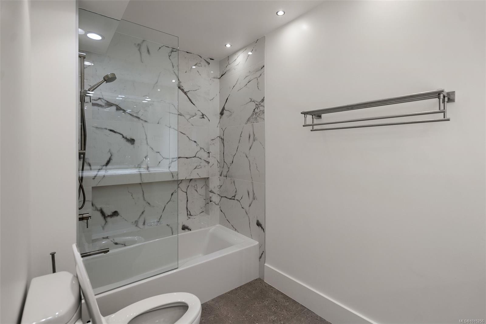 109-1370 Beach Dr, Oak Bay, BC - Indoor Photo Showing Bathroom