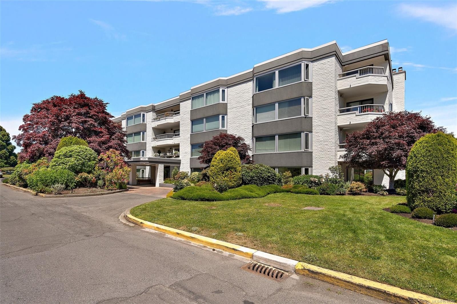 109-1370 Beach Dr, Oak Bay, BC - Outdoor With Facade