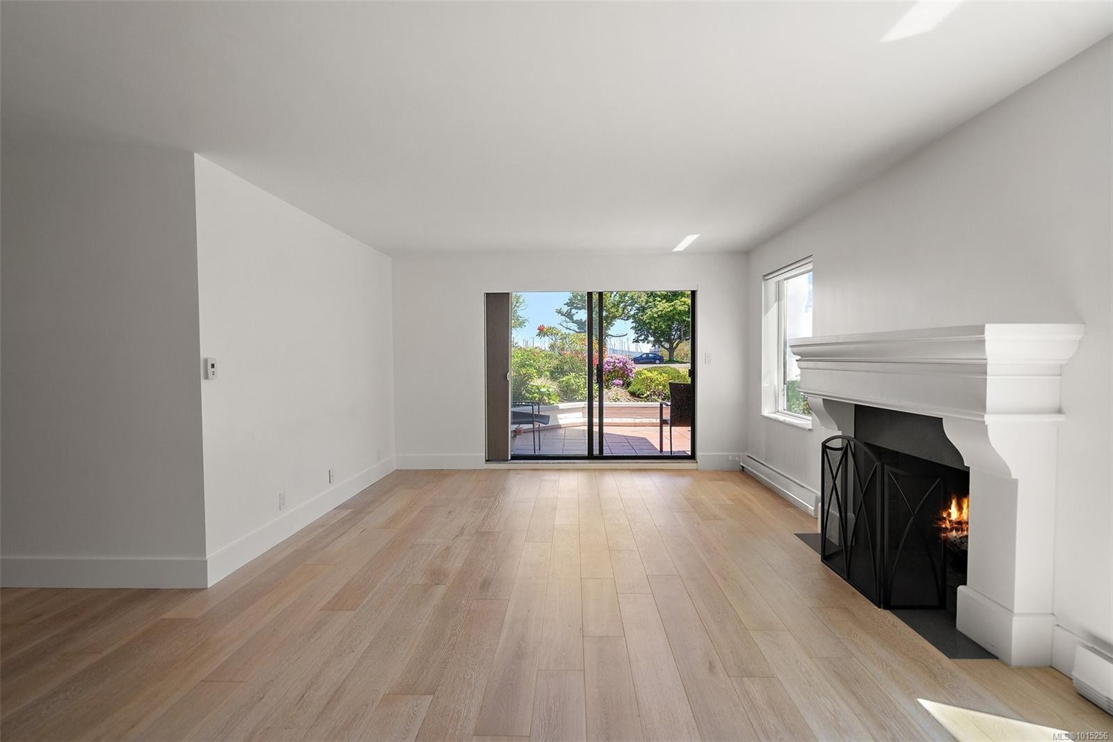 109-1370 Beach Dr, Oak Bay, BC - Indoor With Fireplace