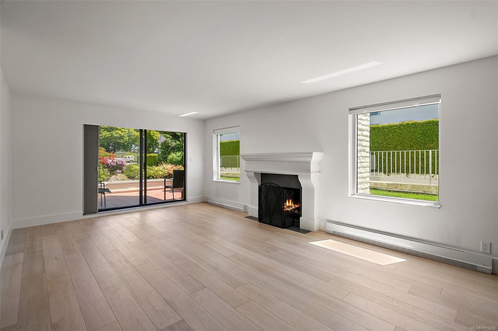 109-1370 Beach Dr, Oak Bay, BC - Indoor Photo Showing Living Room With Fireplace