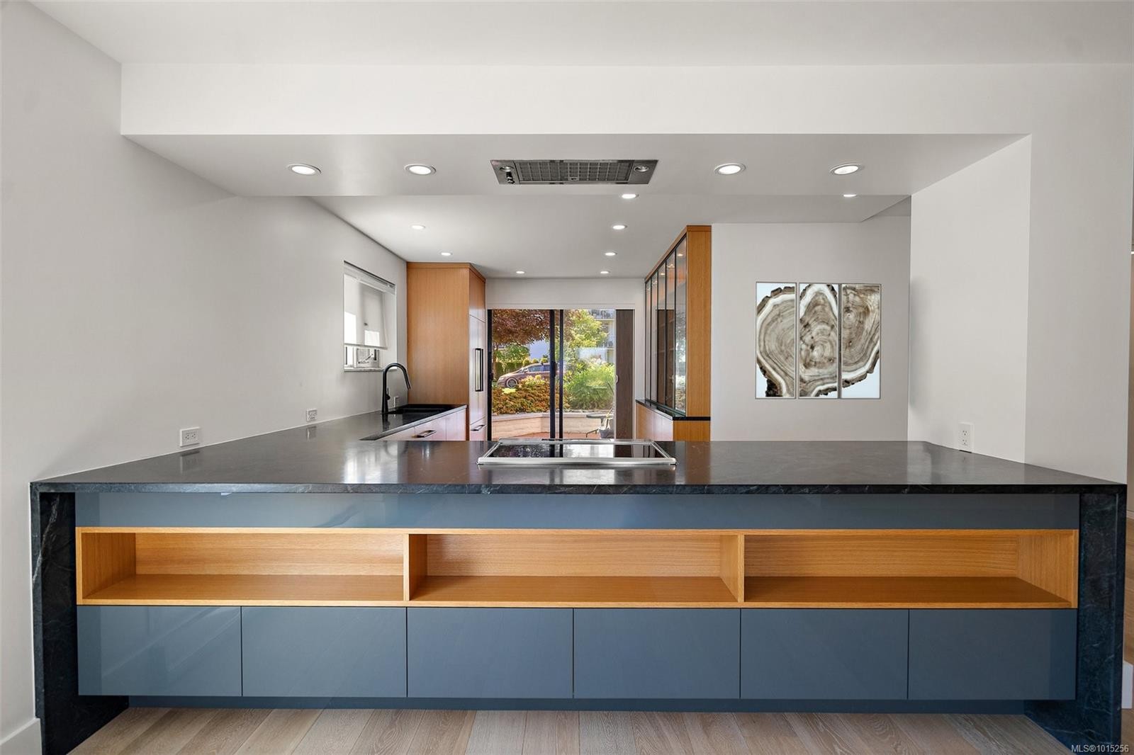 109-1370 Beach Dr, Oak Bay, BC - Indoor Photo Showing Other Room