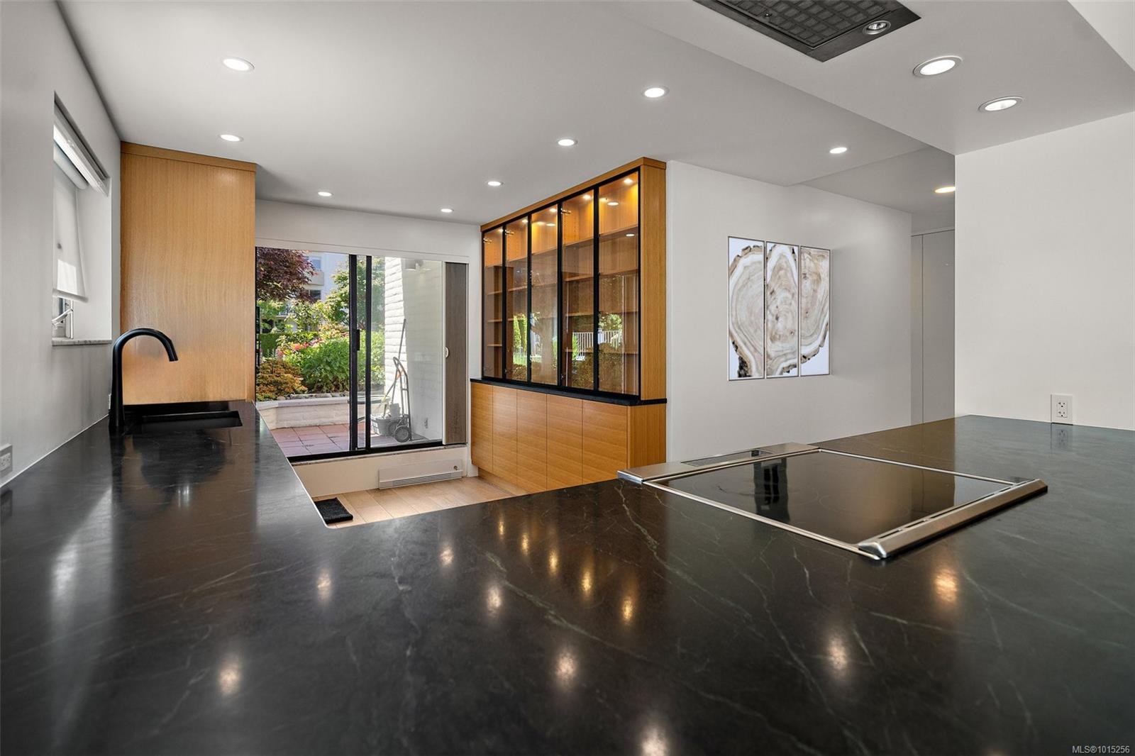 109-1370 Beach Dr, Oak Bay, BC - Indoor Photo Showing Other Room