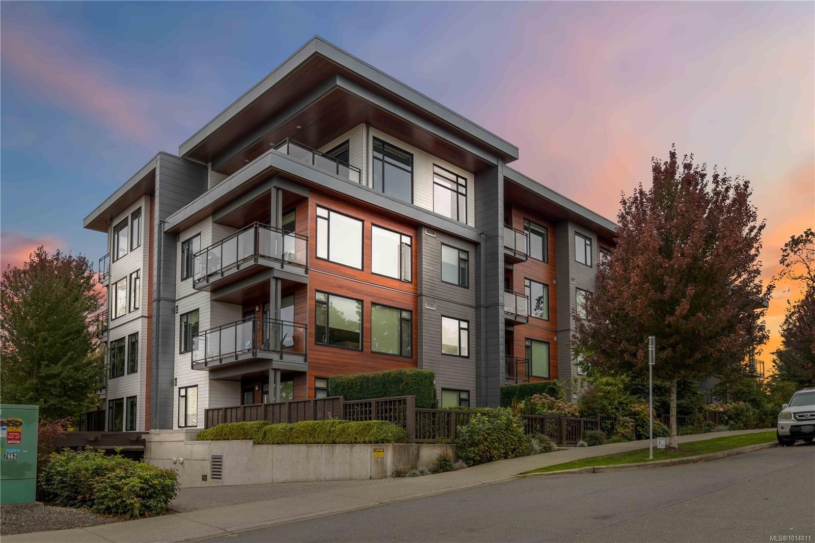 309-3815 Rowland Ave, Saanich, BC - Outdoor