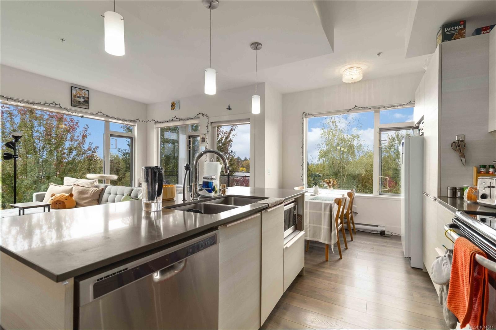 309-3815 Rowland Ave, Saanich, BC - Indoor Photo Showing Kitchen With Double Sink With Upgraded Kitchen