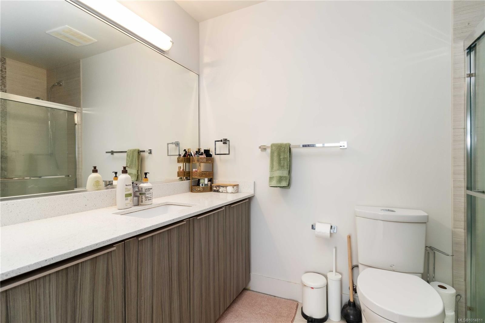 309-3815 Rowland Ave, Saanich, BC - Indoor Photo Showing Bathroom