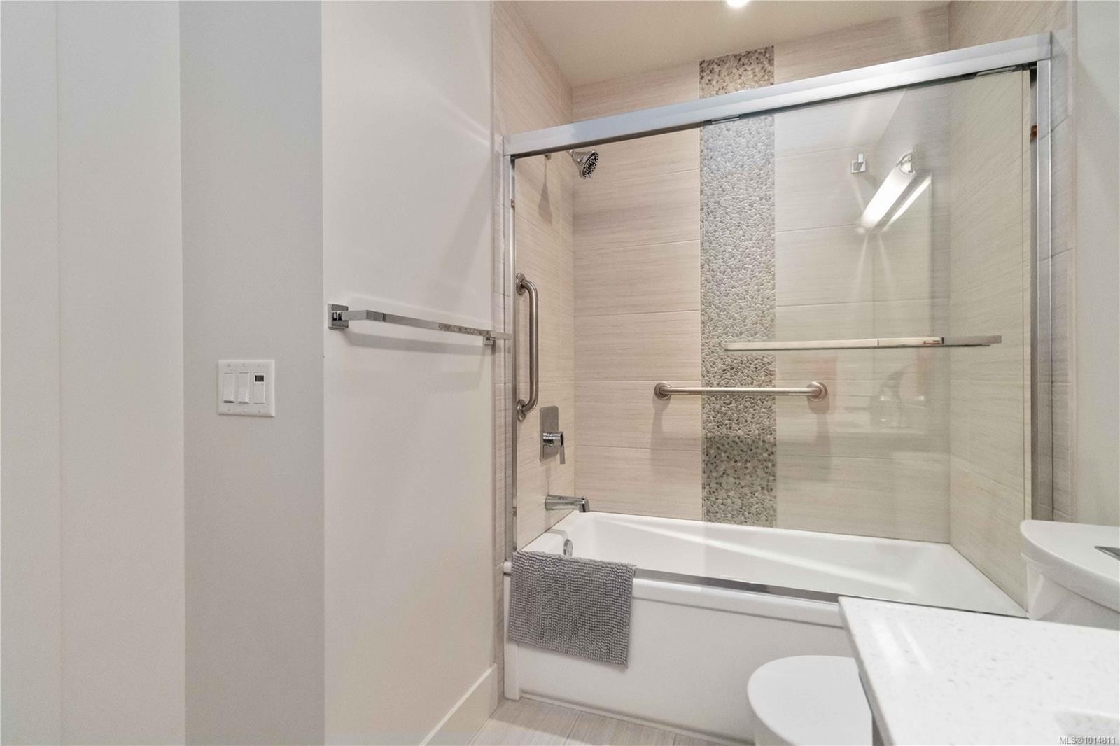 309-3815 Rowland Ave, Saanich, BC - Indoor Photo Showing Bathroom