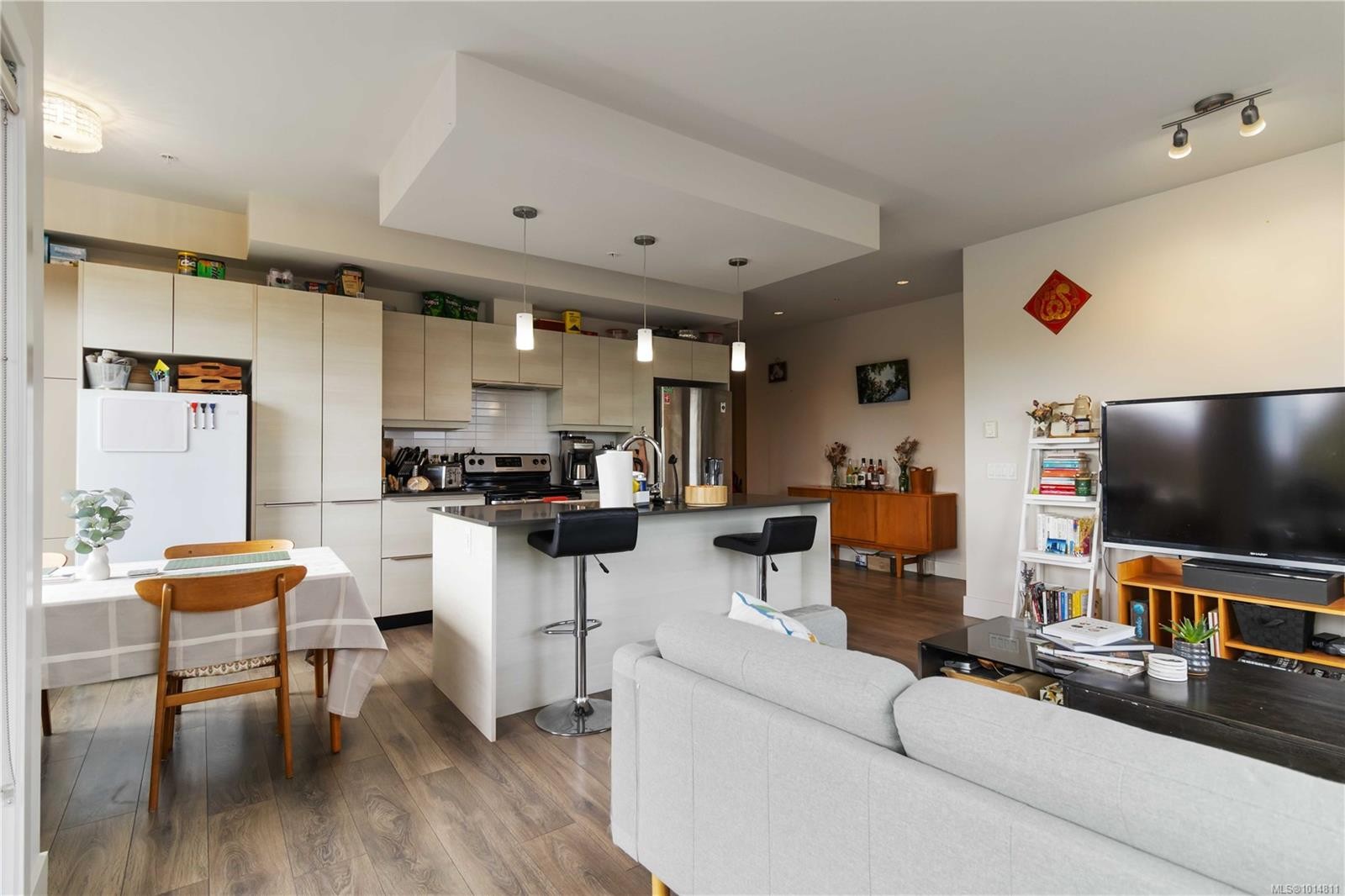 309-3815 Rowland Ave, Saanich, BC - Indoor