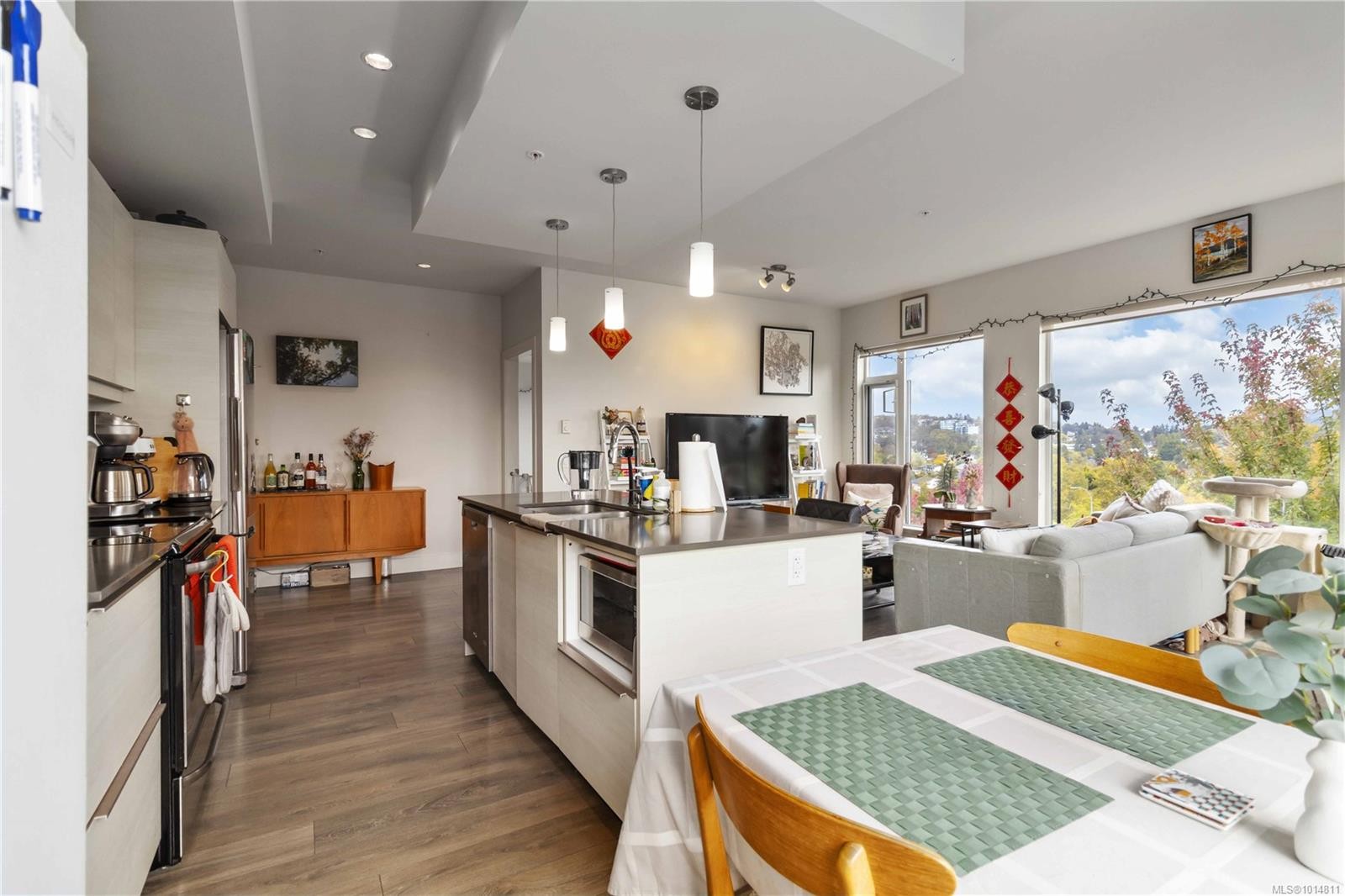 309-3815 Rowland Ave, Saanich, BC - Indoor