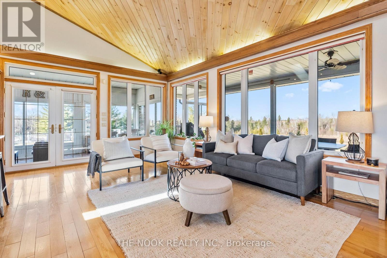 593 Pigeon Creek Road, Kawartha Lakes (Manvers), ON - Indoor Photo Showing Living Room
