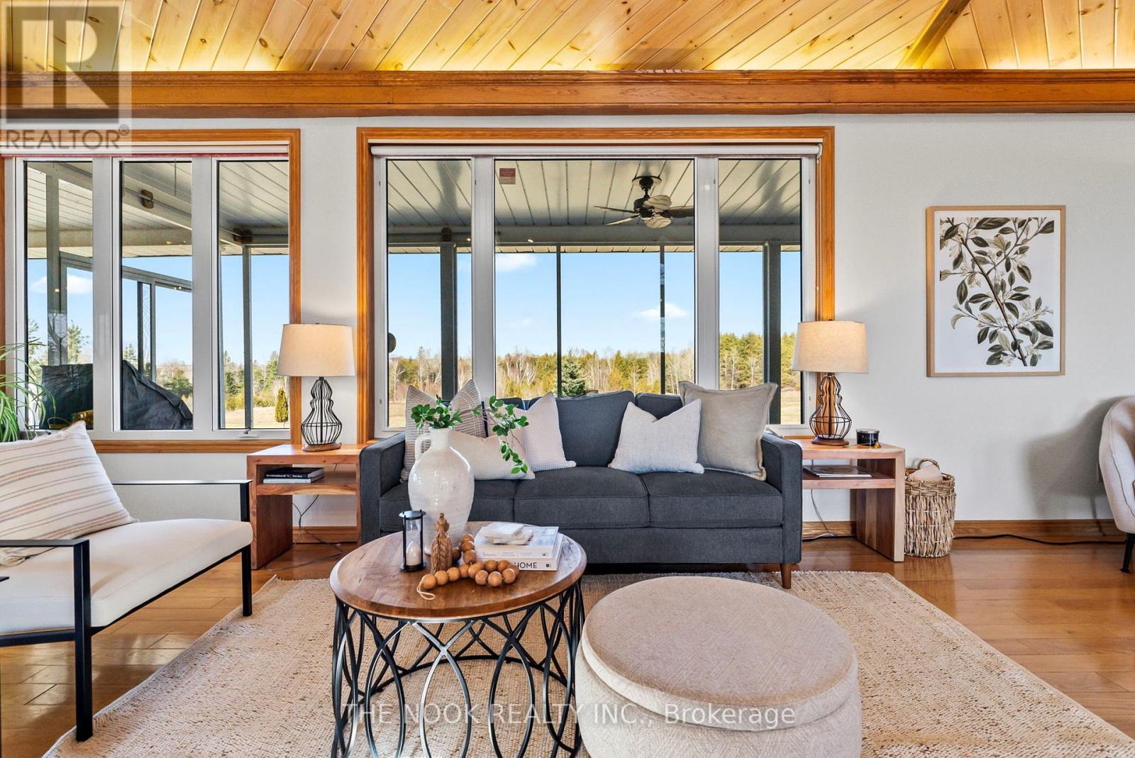 593 Pigeon Creek Road, Kawartha Lakes (Manvers), ON - Indoor Photo Showing Living Room