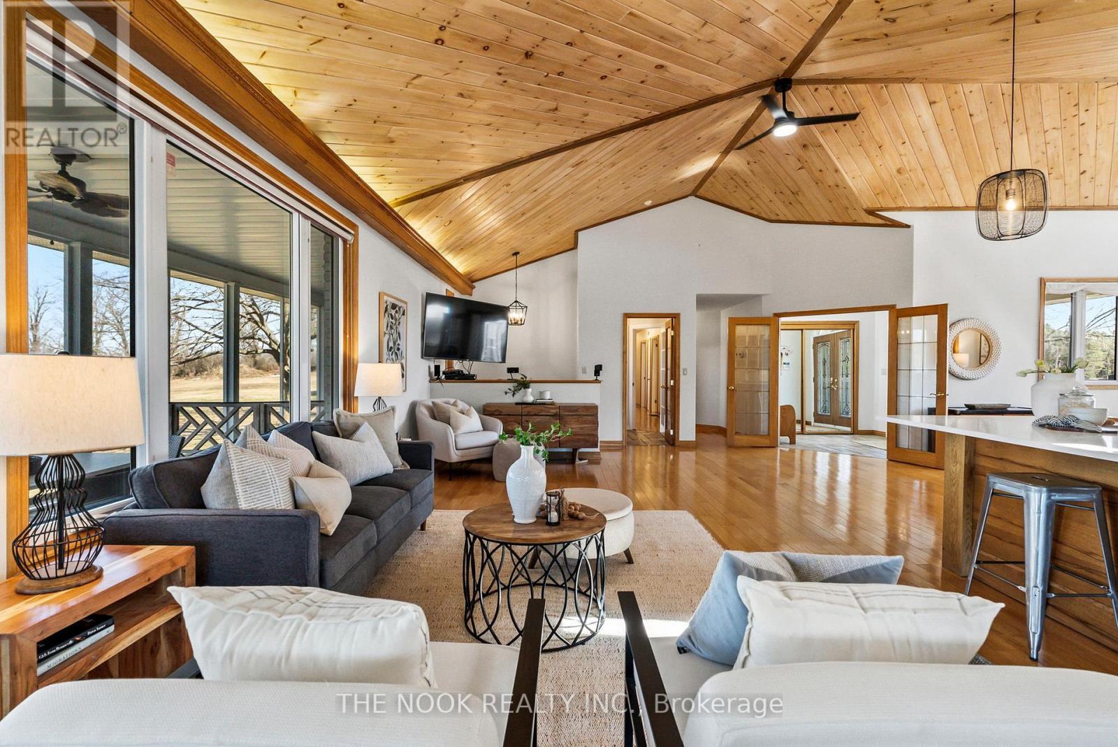 593 Pigeon Creek Road, Kawartha Lakes (Manvers), ON - Indoor Photo Showing Living Room
