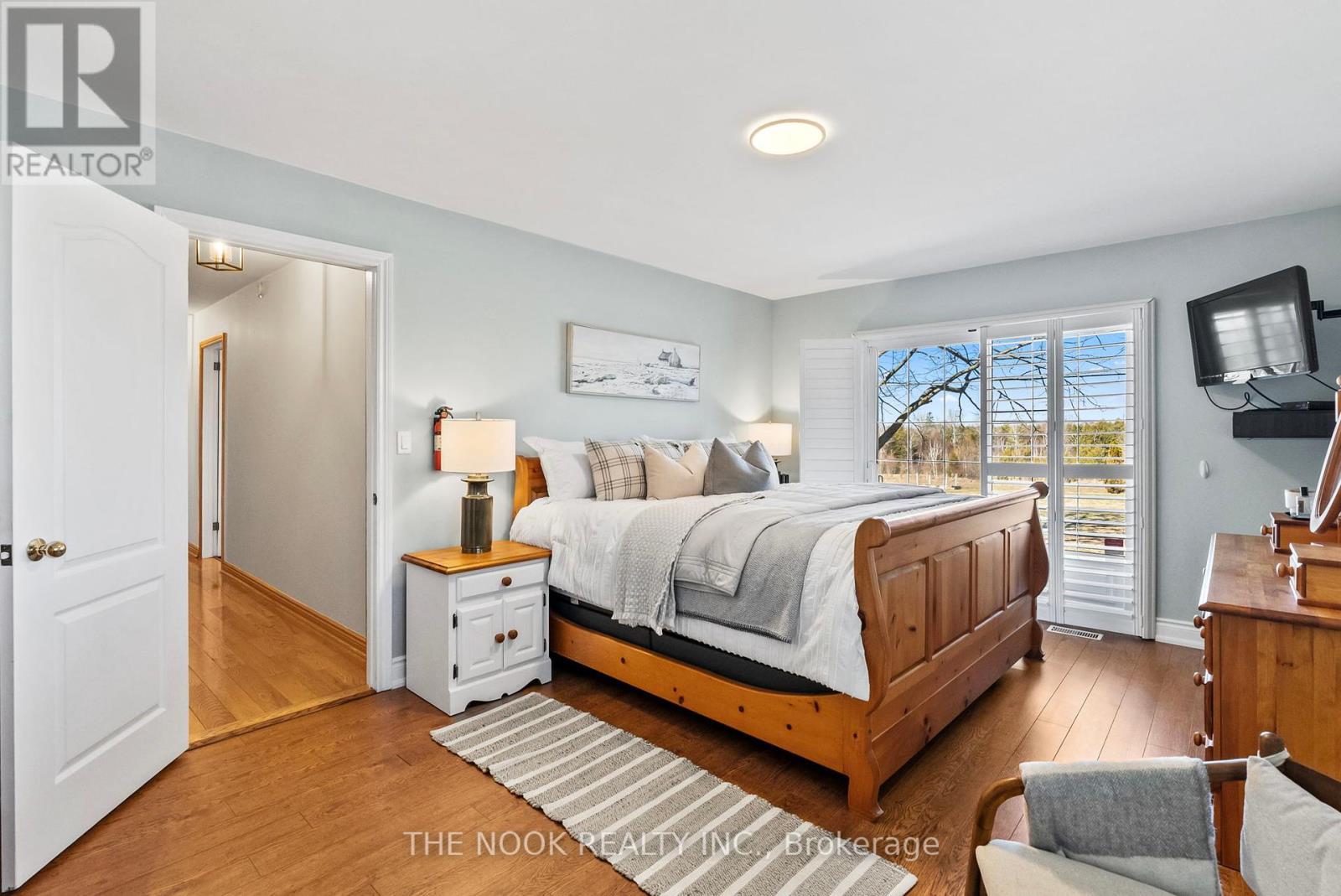 593 Pigeon Creek Road, Kawartha Lakes (Manvers), ON - Indoor Photo Showing Bedroom