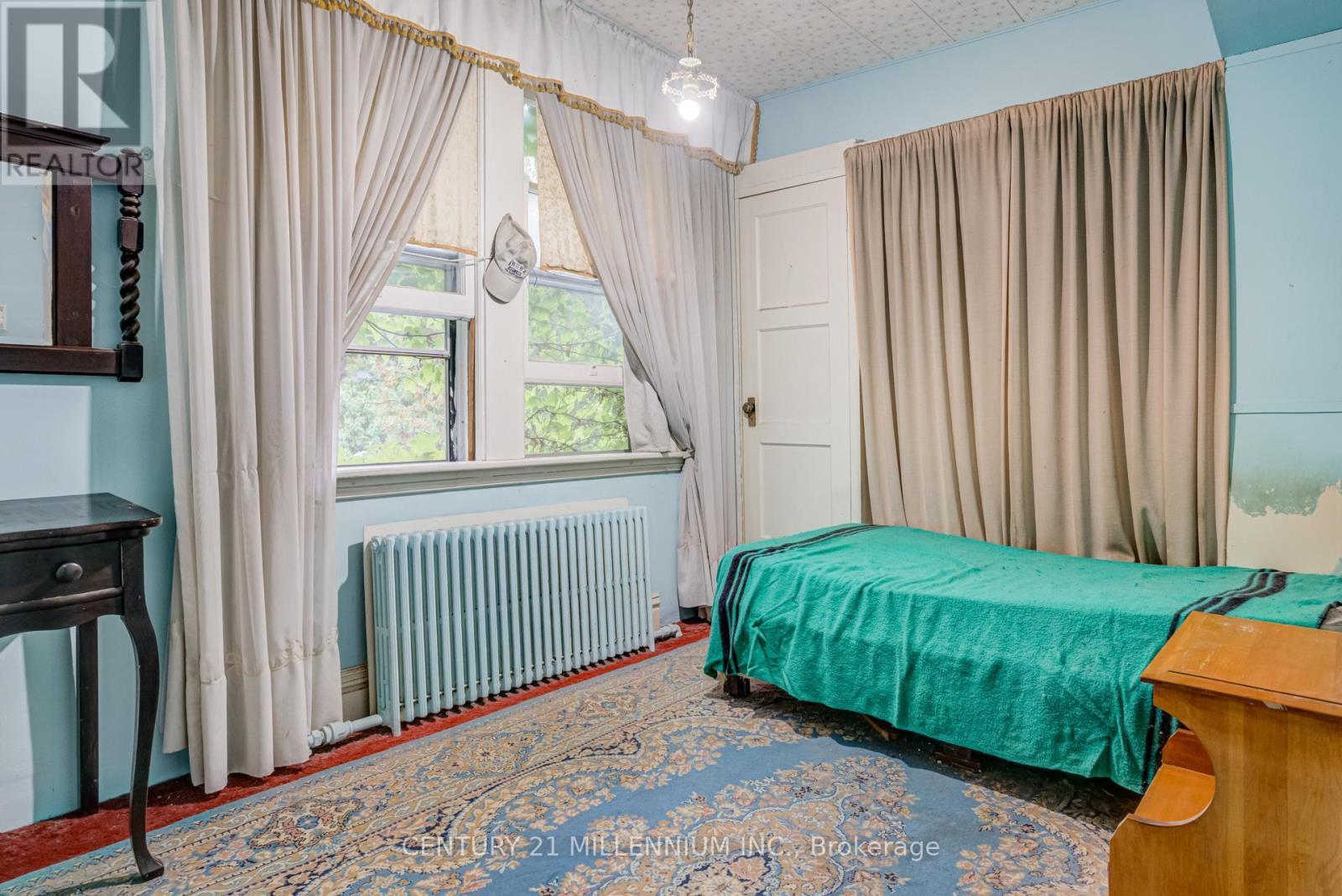 99 Blake Street, Hamilton, ON - Indoor Photo Showing Bedroom