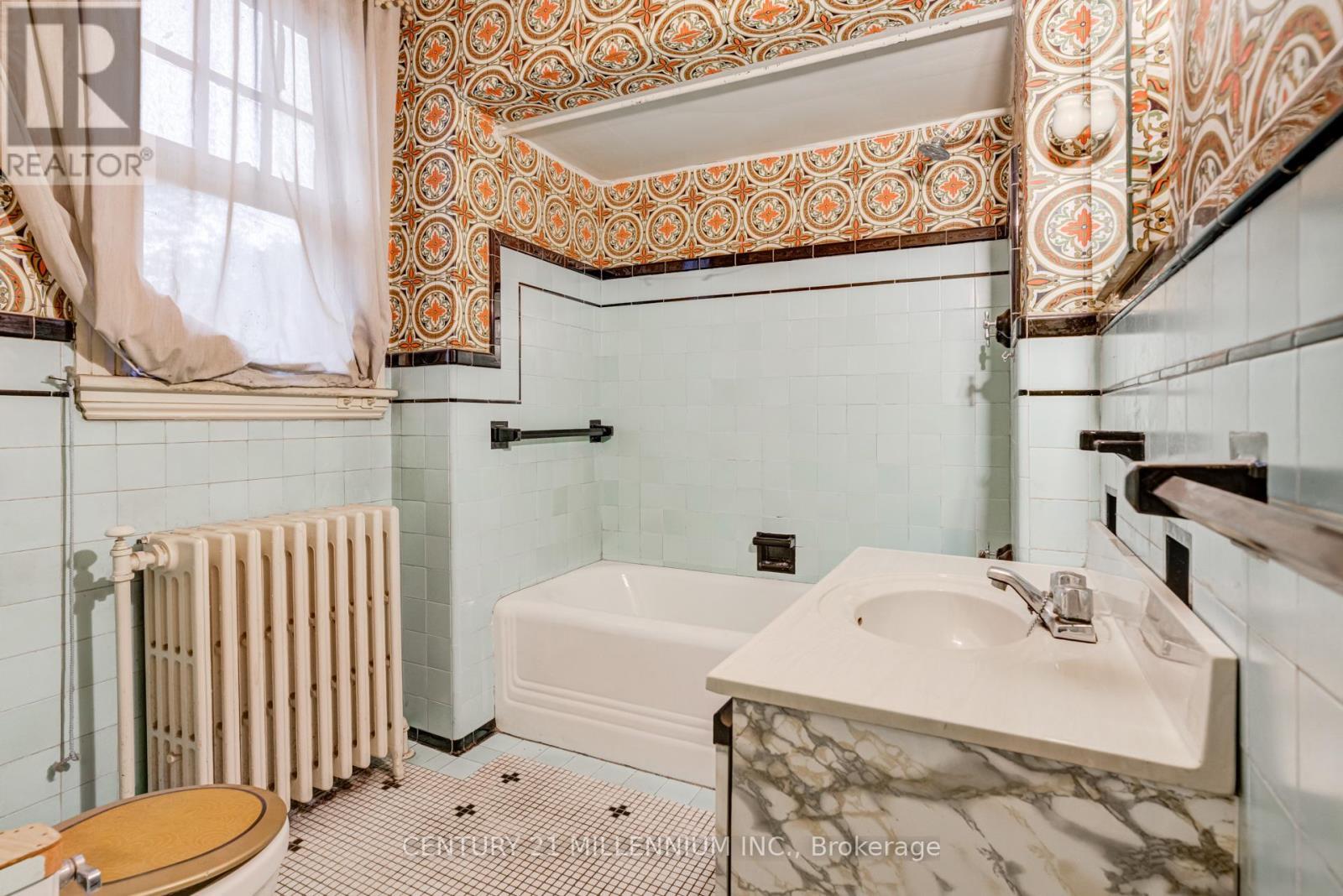 99 Blake Street, Hamilton, ON - Indoor Photo Showing Bathroom