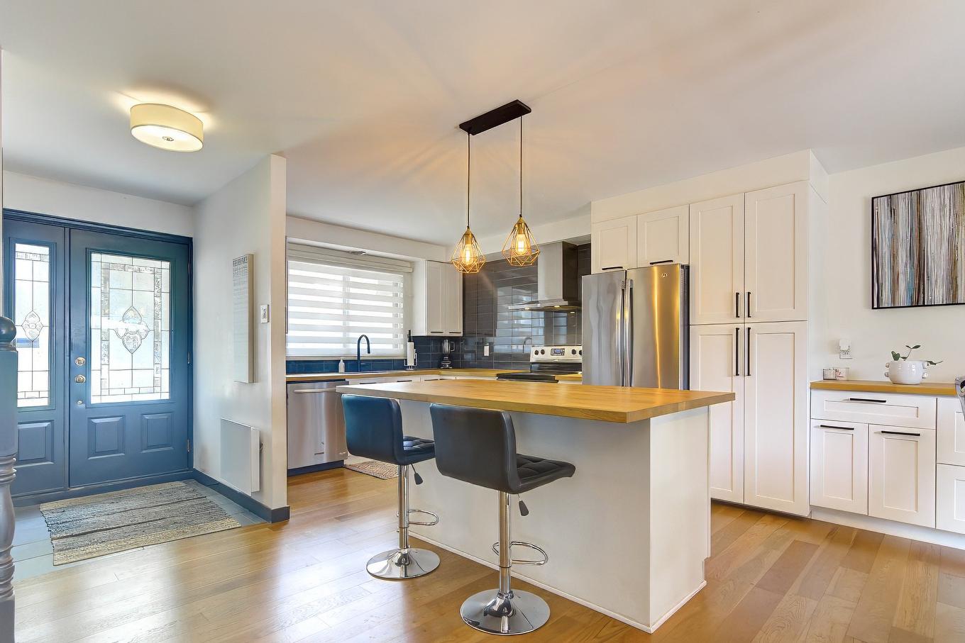 Kitchen - 239 Rue Libersan, Sainte-Thérèse, QC - Indoor Photo Showing Kitchen With Upgraded Kitchen