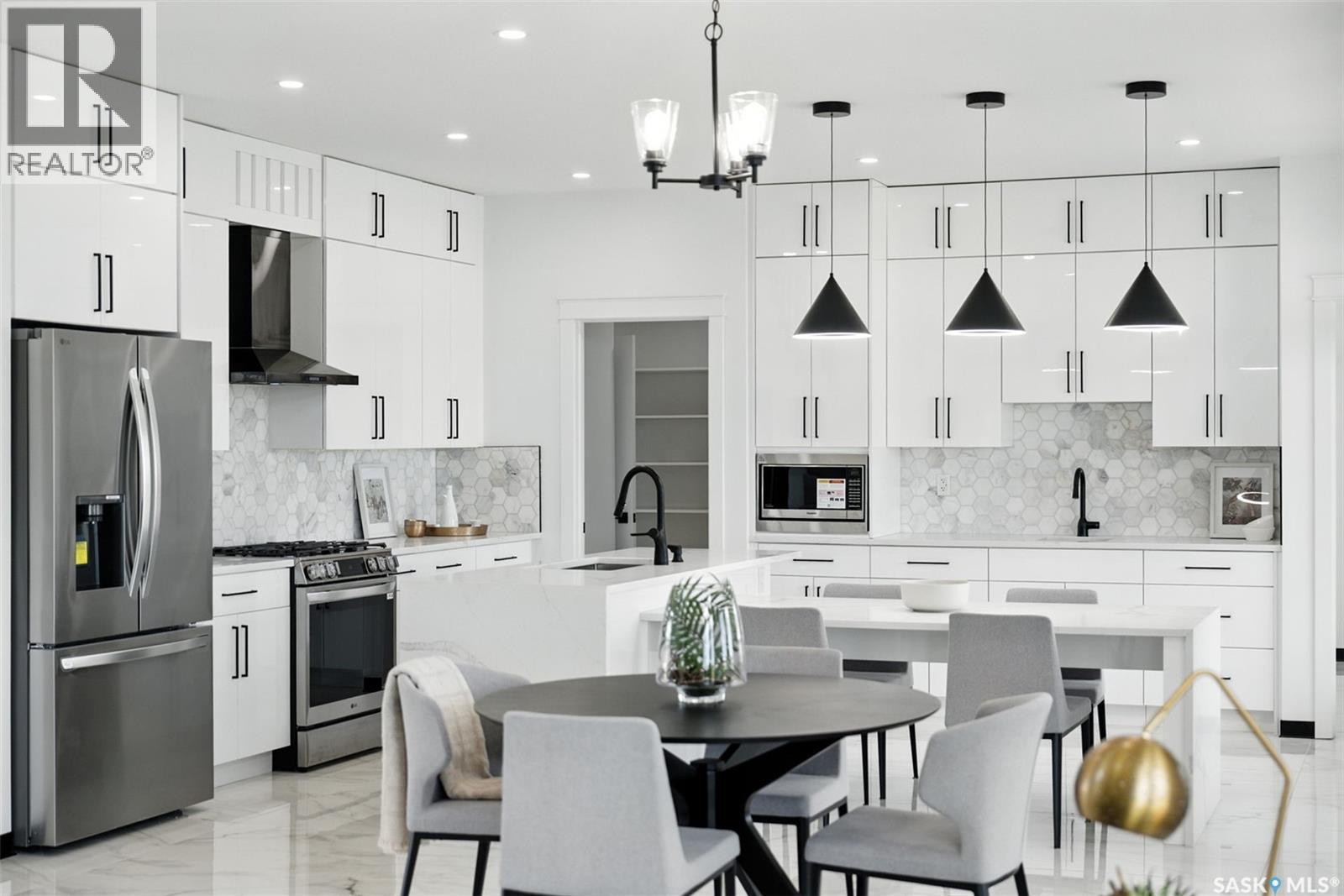 319 Woolf Bay, Saskatoon, SK - Indoor