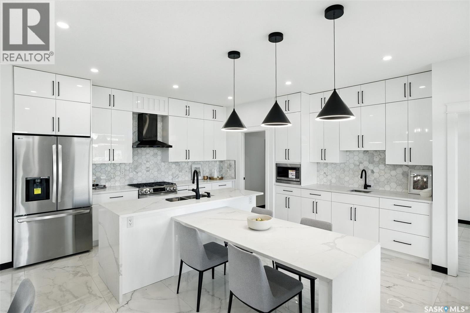 319 Woolf Bay, Saskatoon, SK - Indoor Photo Showing Kitchen With Stainless Steel Kitchen With Double Sink With Upgraded Kitchen