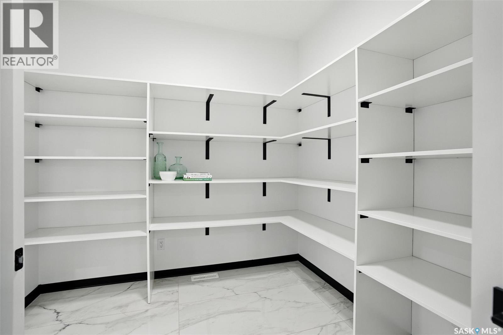 319 Woolf Bay, Saskatoon, SK - Indoor With Storage