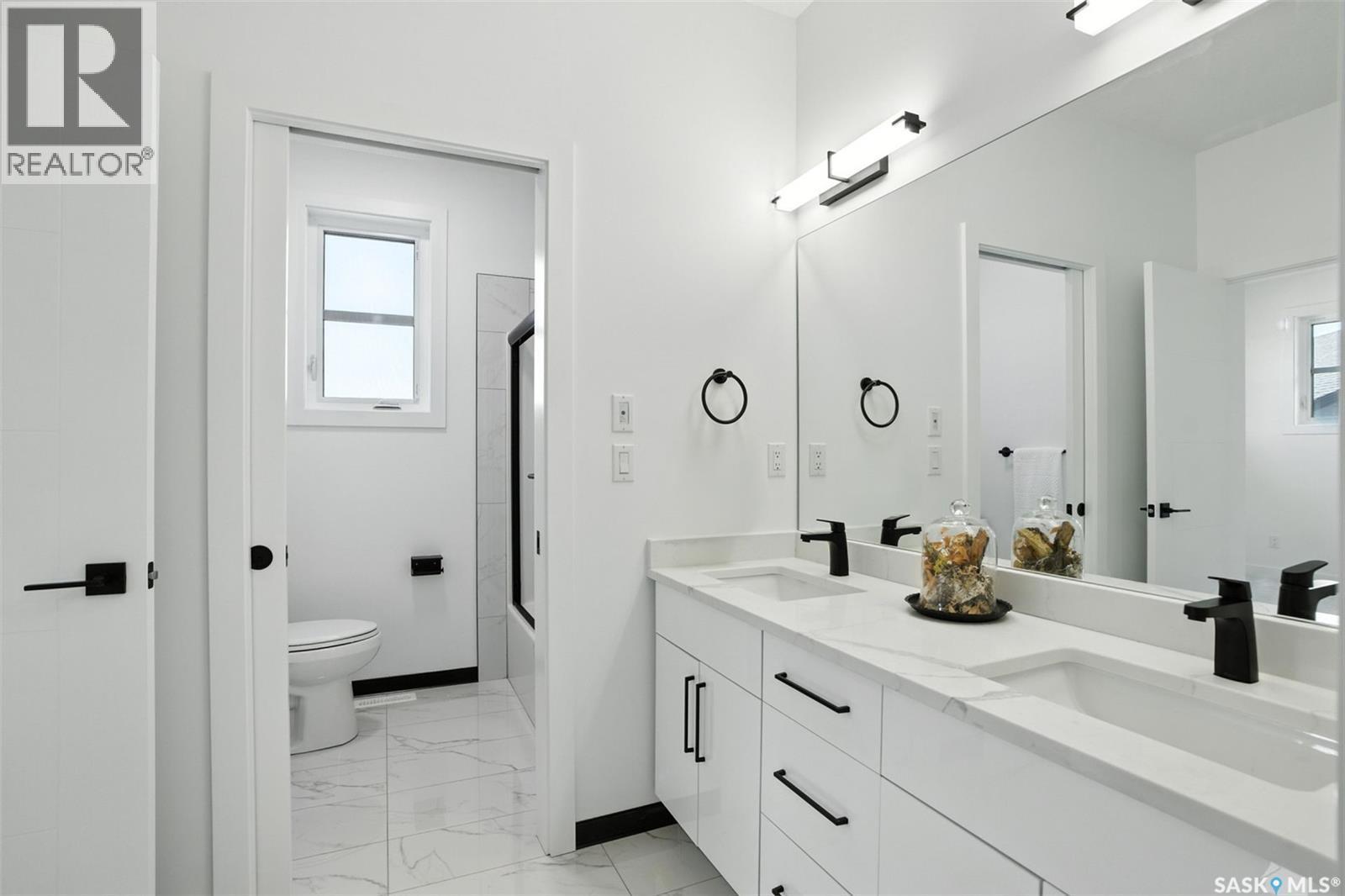 319 Woolf Bay, Saskatoon, SK - Indoor Photo Showing Bathroom