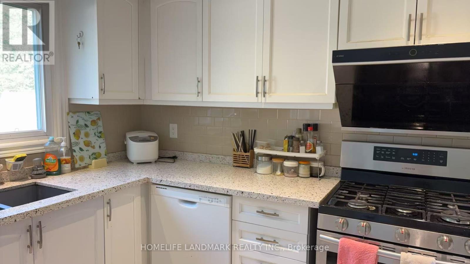 Bedroom C With Ensuite - 3153 Colonial Drive, Mississauga, ON - Indoor Photo Showing Kitchen