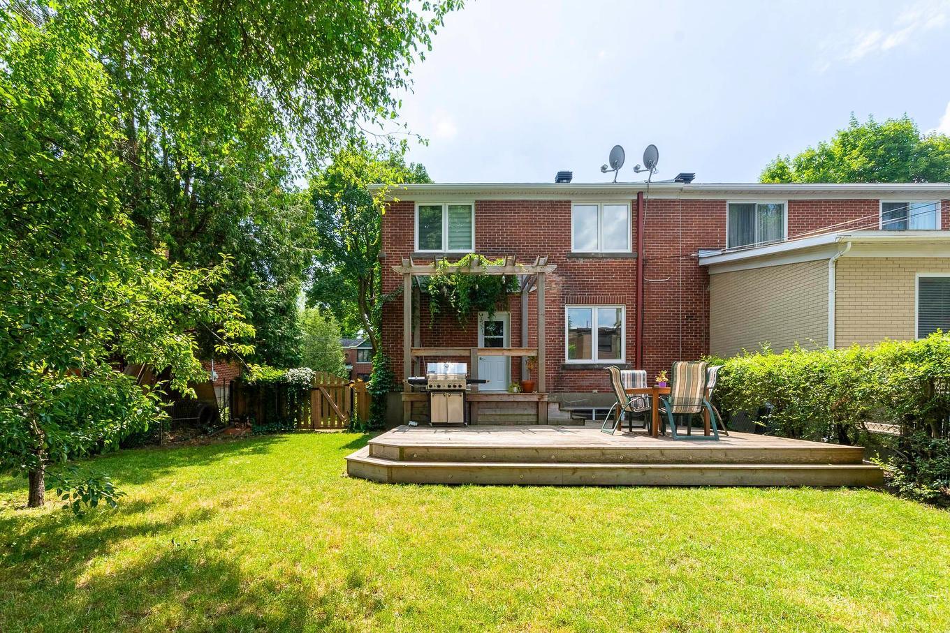 Cour - 645 Rue Crevier, Montréal (Saint-Laurent), QC - Outdoor With Exterior