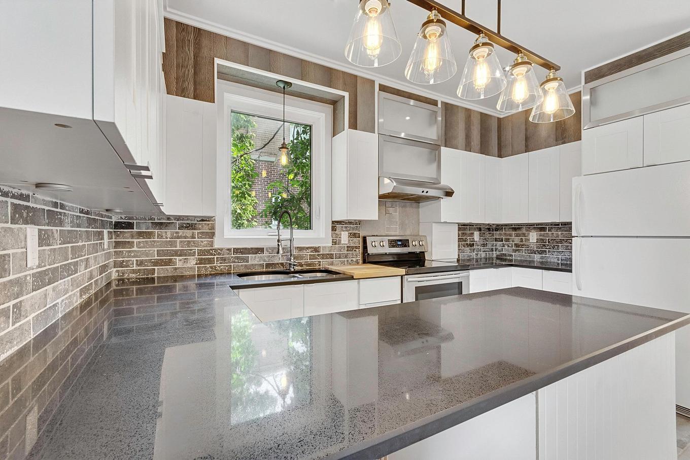 Cuisine - 645 Rue Crevier, Montréal (Saint-Laurent), QC - Indoor Photo Showing Kitchen With Double Sink