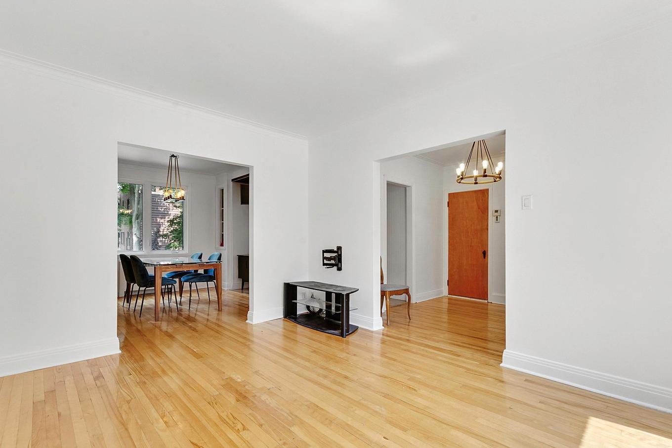 Salon - 645 Rue Crevier, Montréal (Saint-Laurent), QC - Indoor