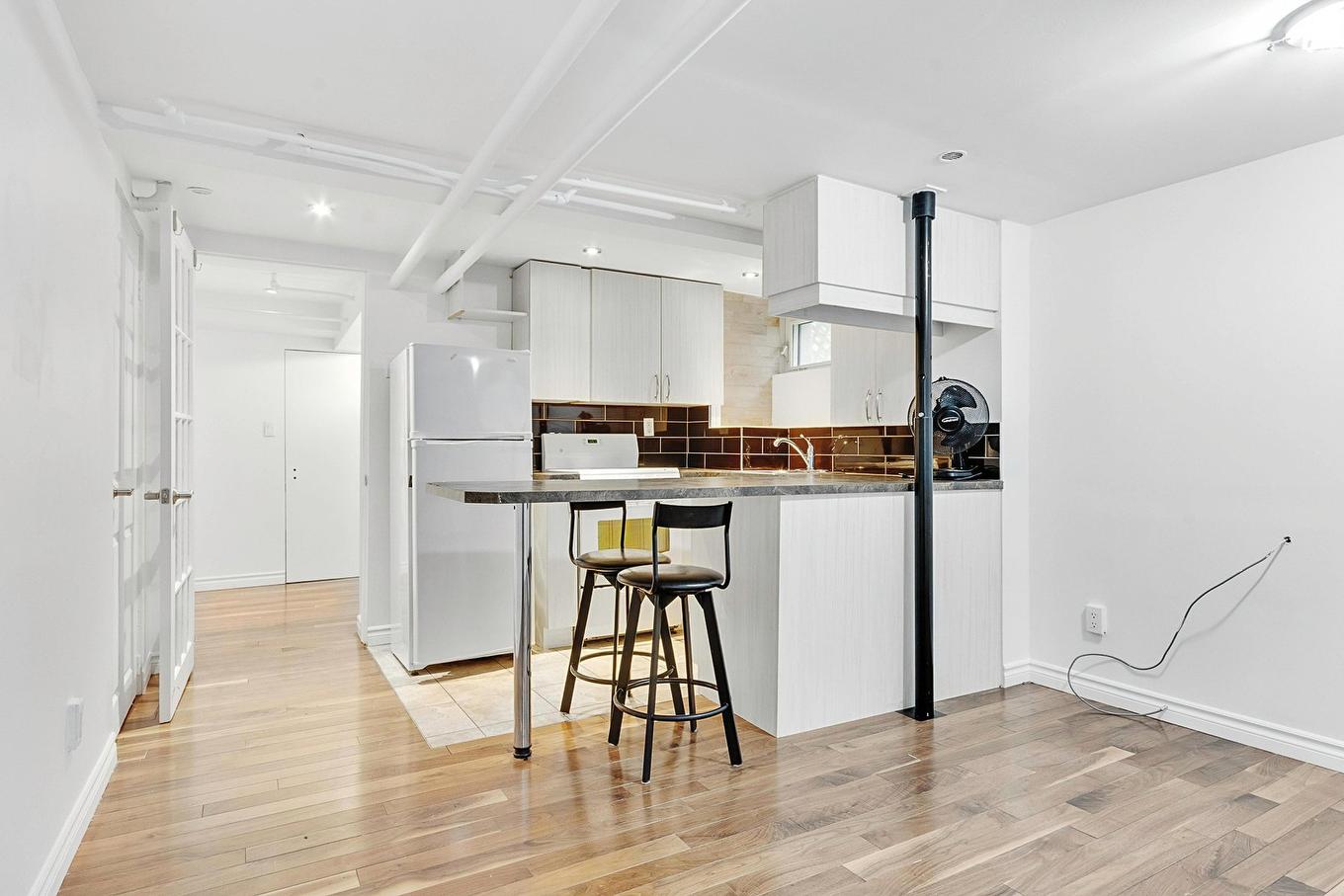 Loft - 645 Rue Crevier, Montréal (Saint-Laurent), QC - Indoor Photo Showing Kitchen