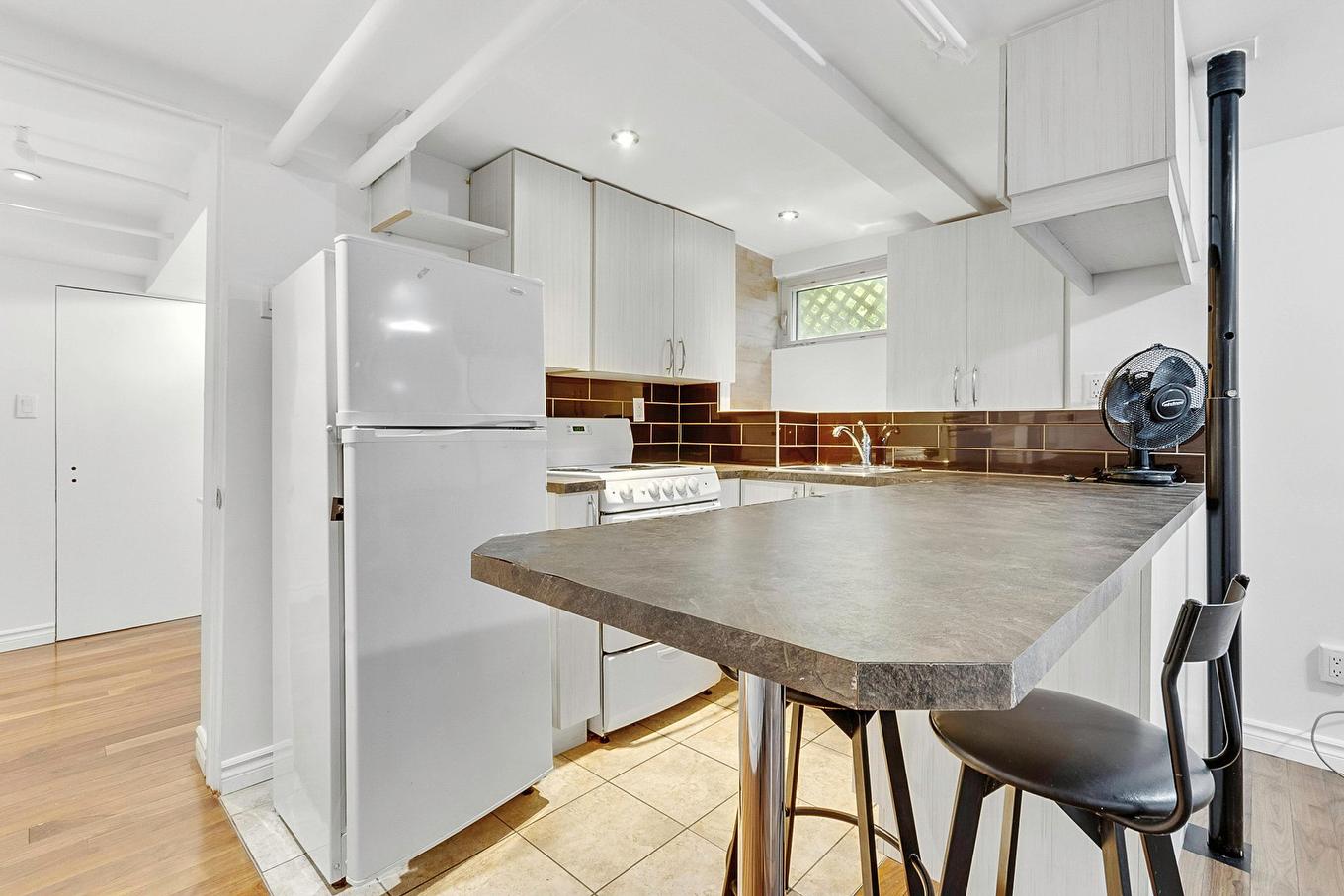 Loft - 645 Rue Crevier, Montréal (Saint-Laurent), QC - Indoor Photo Showing Kitchen