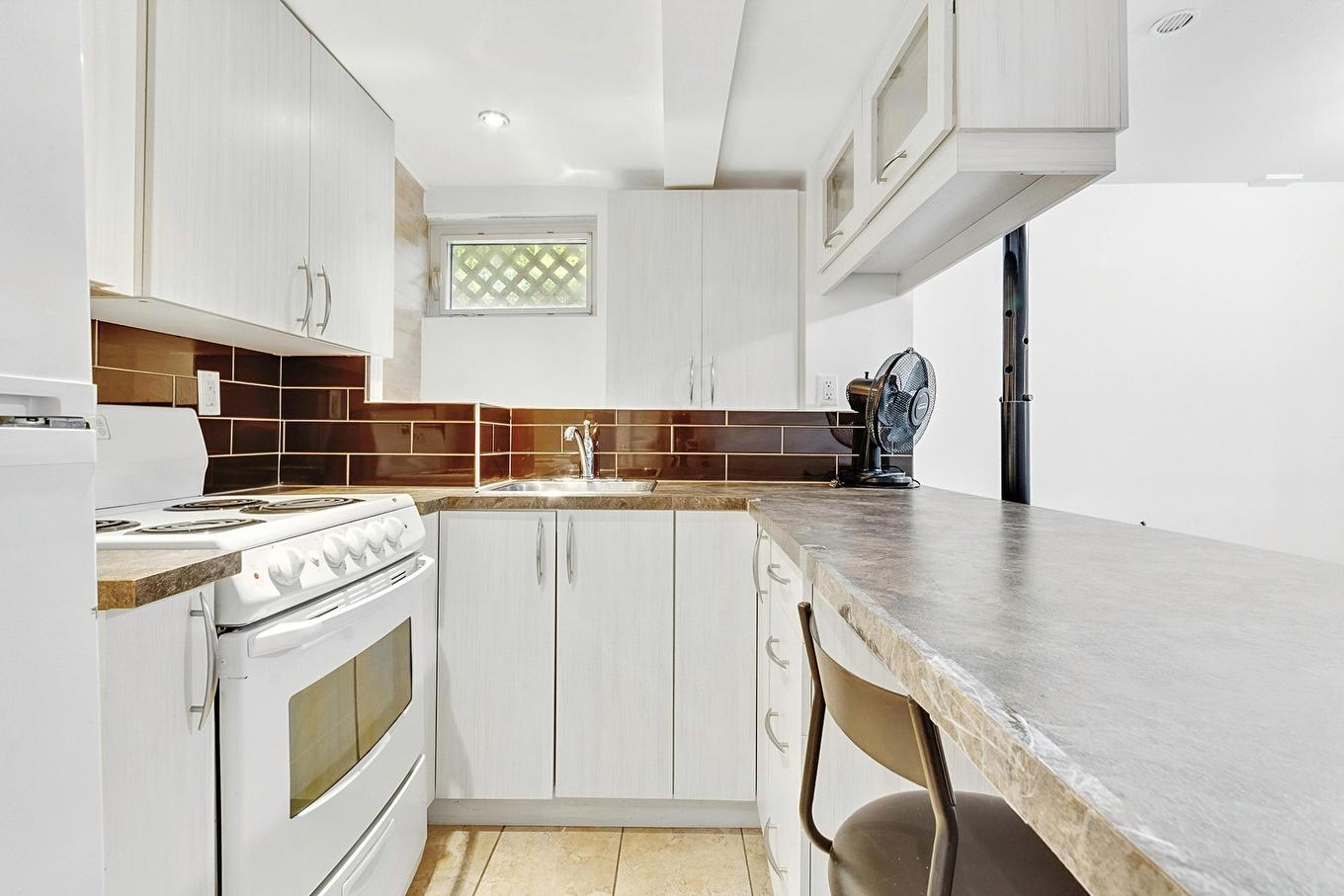Loft - 645 Rue Crevier, Montréal (Saint-Laurent), QC - Indoor Photo Showing Kitchen
